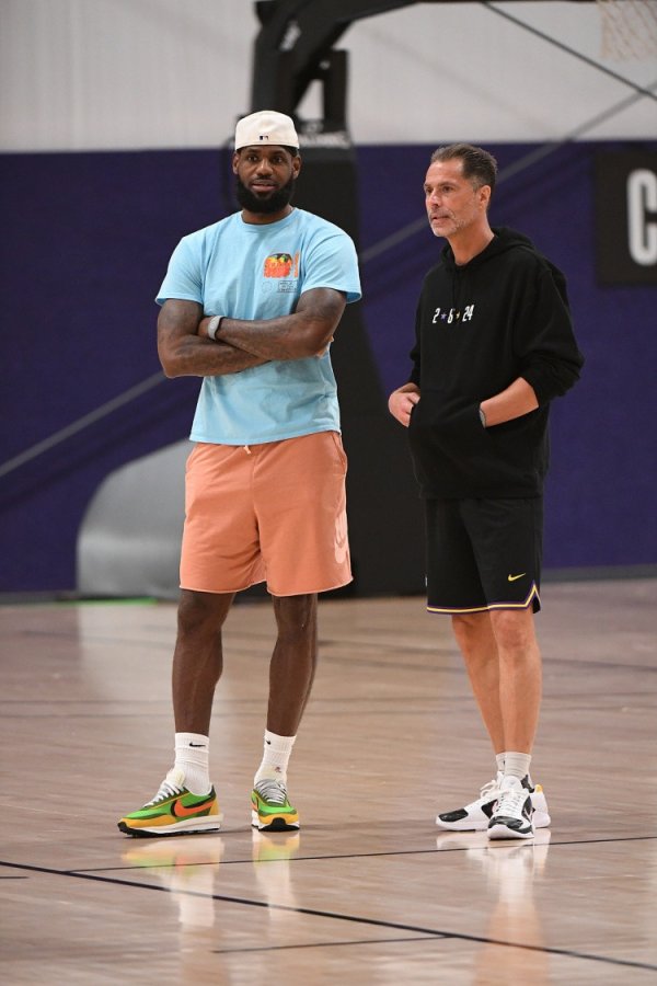 Shams: James để mắt đến các hoạt động của Pelinka và muốn xem liệu anh ấy có thể thành lập một đội h