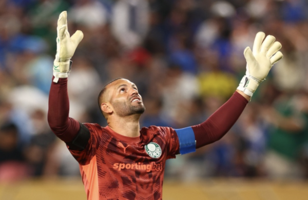 Thủ môn của Palmeiras Weaverton đã được phỏng vấn sau trận đấu và mất sự hối tiếc